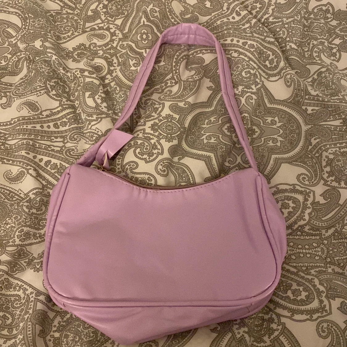 Lila väska