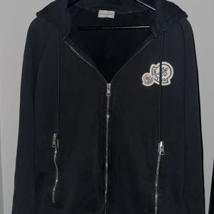 Moncler double logo zip hoodie - Moncler Double Logo Zip Hoodie🖤   Storlek: XL (Liten i storlek)  Skick: 8/10  Nypris: 5500kr (Slutsålda Worldwide)  Mitt pris: 2500kr  Frakt: Ingår📦   Tveka inte att höra av dig vid minsta frågan!