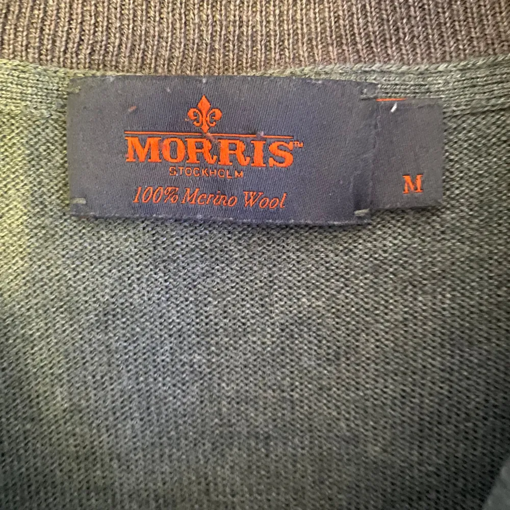 Morris half zip 100% merinoull. Nypris runt 1700kr. Hyfsat bra skicka det ända man kan klaga på är att den är nopprig och har ett ytterst litet hål på kragen. Säljer då jag hitta den i garderoben efter ett tag och märkte att jag har växt ur den. Hoodies.