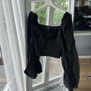 Topp - Så himla fin topp från boohoo!!💕helt perfekt festtopp!! helt ny och oanvänd, säljes pga för små kupor