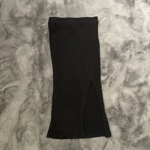 Kjol - Den har en radig design med slits. Stl XS, Från Shein.