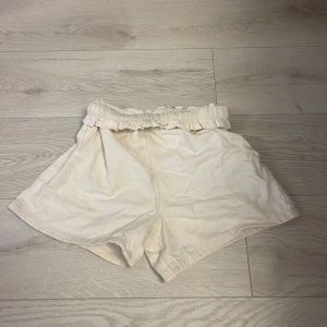Vita shorts HM - Söta vita shorts från HM. Storlek S skulle jag uppskatta dem till, men dem är även stretchiga vid midjan. Skriv vid frågor så svarar jag! Snabb frakt💕