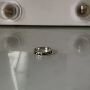 Ring - jätte fin ring med stjärnor