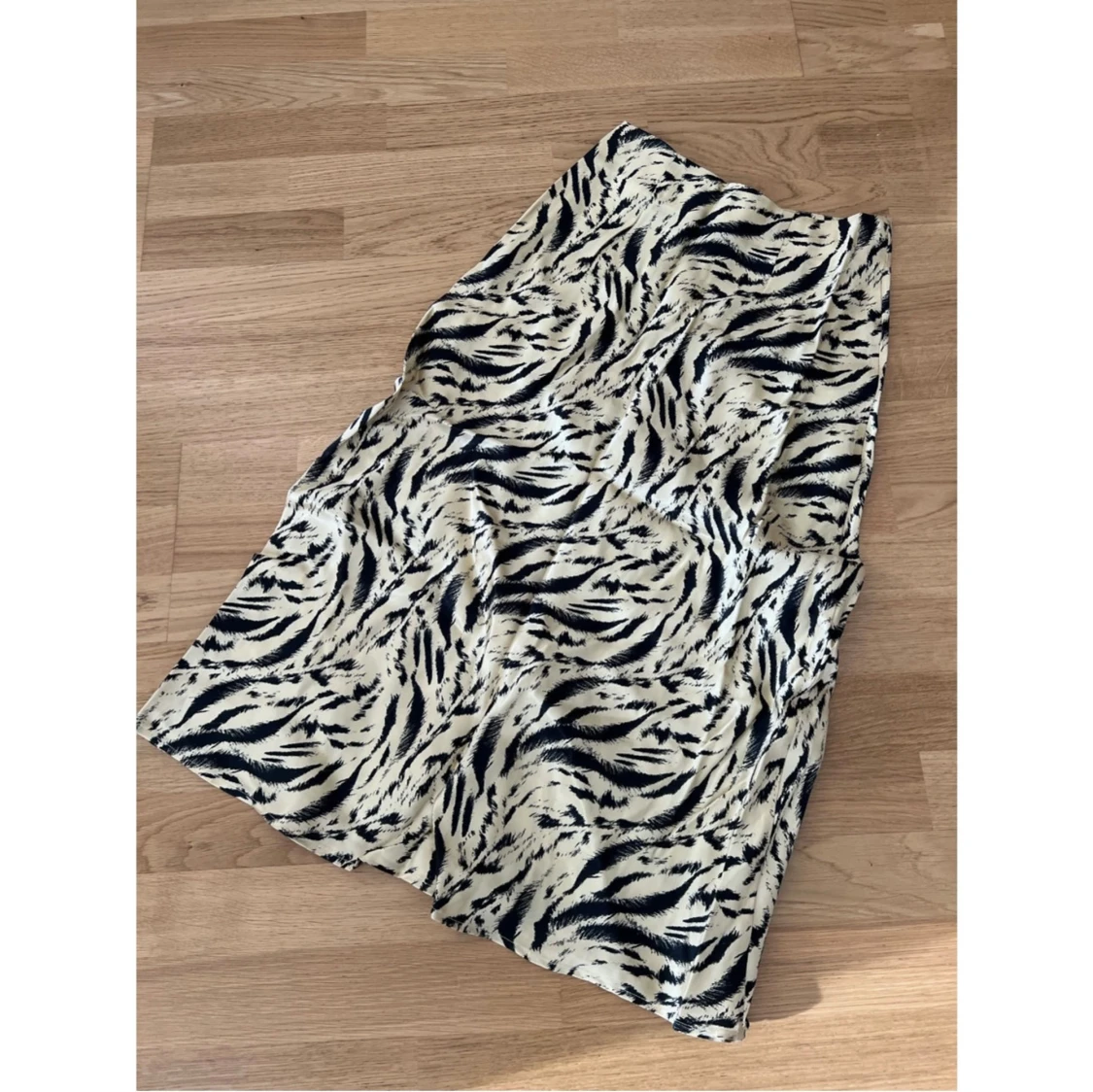 H&M Trend kjol i satin midikjol lyocell viskos 36 nyskick slutsåld gul svart - 92