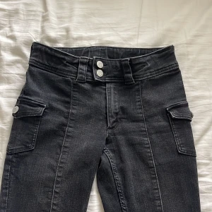 Low waist jeans  - Low waist svarta jeans med fickor på sidan. Inga fickor bak. Super fina men använder inte! Köpta på HM barn!