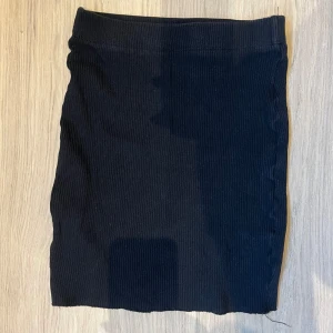 Minikjol - Super söt minikjol. Från Chiquelle. I ribbat material. Storlek XS