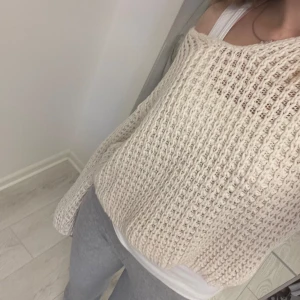 Coquette stickad tröja🎀 - Säljer denna jättesöta & mysiga stickade tröja då den aldrig kommit till användning. Storlek M står det i tröjan. Knappt använd. Skriv vid frågor! Snabb frakt💕