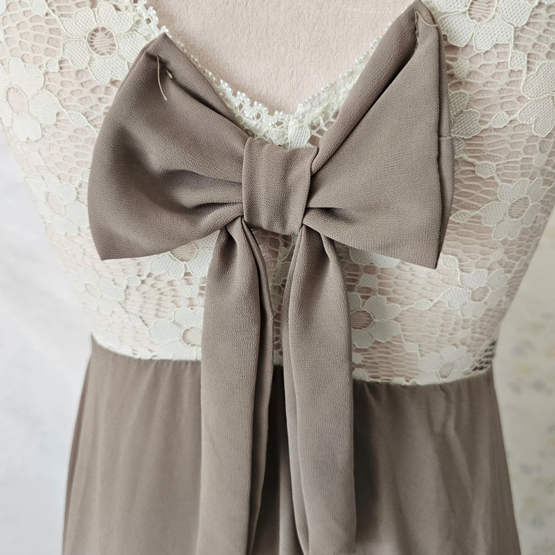 Beige och vit klänning med spetsdetaljer - 92