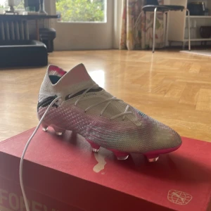 Puma future 7 ultimate storlek 40,5 FG AG - Puma future 7 ultimate storlek 40,5. Nypris 2599kr mitt pris 1459kr skorna är nya. Köpta från Unisport. Har kvitto.