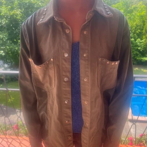 Overshirt/jacka från zara - Så cool grön jacka i både jeans tyg och läder från zara🌸 perfekt skick  