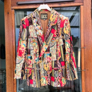 DCG Design kavaj 38 - Desing Carina Glaversjö (DCG design) vintage.  Otroligt kavaj i fantastiskt tryck och guld detaljer. Kavajen har en dubbelknäppning och fickor framtill. Mycket bra skick Storlek 38 Designern var populär mitten av 90-tal. Kavajen är sällsynt⭐️