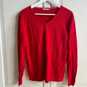 Stickad tröja från cecil stl: xs-s  - Snygg röd stickad tröja från cecil, vringad, använd 4 gånger, storlek s men passar xs också.