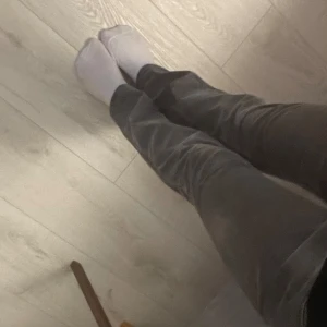 Snygga grå/svarta Acne jeans low waist🖤 - Säljer dessa lowwaist Acne jeans i ungefär storlek M. Det står ingen storlek i jeansen men passar bra till mig slm vanligtvis har Medium/Small i byxor. Även bra längd för mig som är 173 cm. Fraktar snabbt💕