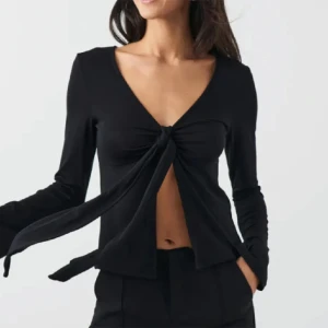 Topp - Säljer denna populära tröjan från Gina. Knappast använd och i väldigt bra skick💕