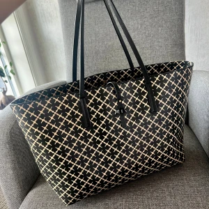 Malene Birger Väska - Perfekt daily väska!🤩Så fin, passar till allt. Har en repa som syns på bild två, men inget man tänker på, då det är sidan man har mot kroppen. Annars är den sparsamt använd och i fint skick. Får plats med mycket.🤍