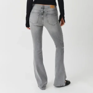  lågmidjade jeans - superfina gråa lågmidjade jeans ifrån Gina young💕 storlek 170 men passar mig som brukar ha 36-38 i jeans💗💗