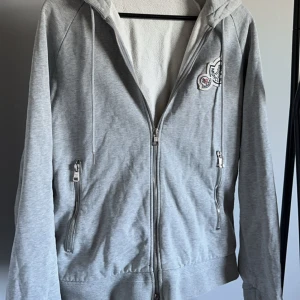 Moncler Double Logo Zip Hoodie - Moncler Double Logo Zip Hoodie💿  Storlek: L (Liten i storlek) Skick: 8/10 Nypris: 5500kr (Slutsålda Worldwide) Mitt pris: 2300kr Frakt: Ingår📦  Tveka inte att höra av dig vid minsta frågan!