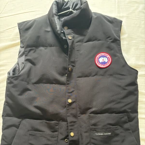 Canada Goose Väst - Goose väst i oerhört bra skick. Köptes för många år sedan, men väldigt sparsamt använd. Dustbag(?)/påsen jag fick den i finns kvar. Storlek: S (Passar mig som är 180cm/75kg) Pris: 2000 eller bud. 
