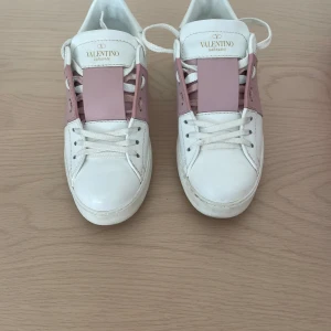 Valentino  - Rensar ut min garderob på saker jag ej använder. Säljer i mkt bra skick mina fina valentino sneakers i storlek 35. Endast använda 1 gång.   Finns i Sthlm eller så tillkommer frakt om det ska skickas