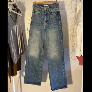 Jeans, hög midja, vida byxor - Sitter väldigt snyggt men tyvärr lite för små för mig! Mycket bra skick, knappt använda!