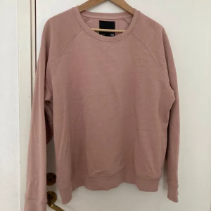Rosa sweatshirt - Rosa sweatshirt från Lager 157 i storlek XL. Skriv gärna vid frågor eller använd köp nu. 