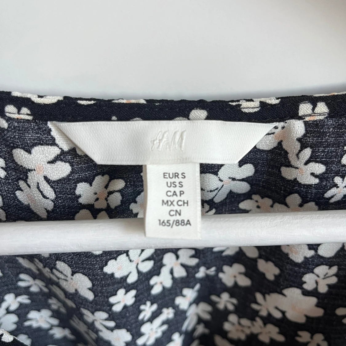 Svart blommig blus - 90