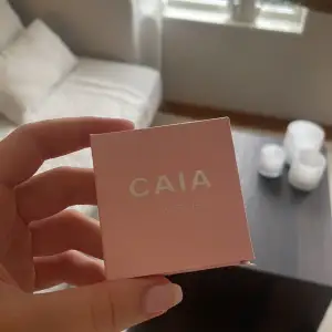 Säljer mitt CAIA glow blush i färgen rasberry passion då jag redan har ett likadant. Det är helt nytt och skyddsplast är kvar. Alltså aldrig använt eller ens testat.💋