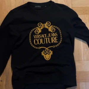 Versace couture tröja  - Helt ny fick som present men är inget fan av Versace så vill helst bli av me den Affärspris 2300kr  Min pris 1400  Pris kan diskuteras vid snabbaffär