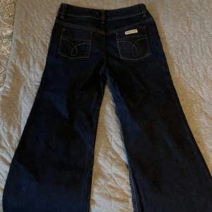 Vida jeans  - Mörkblå vida jeans  Knappt använda, i väldigt fint skick Normal i storleken  Beninnerlängd 72cm, benytterlängd 96 cm Nypris 2000:-