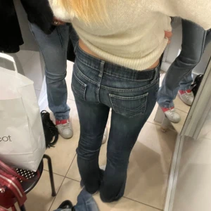 Low waist jeans  -  Säljer dessa as snygga låg midjade Jeans, Då de börjar bli för små💕 jättesnygg färg och watch på jeansen. Väldigt låg midjade W25. Små hål precis under rumpan men väldigt enkla att laga 