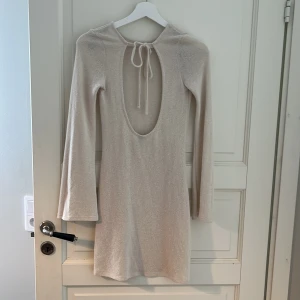 Strandkkäning - En helt oanvänd och snygg strandkkäning perfekt när man vill slänga på sig något efter ett bad på stranden! Kan även användas som en vanlig kläning, har sett andra göra det!! 