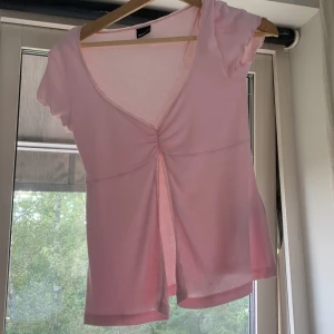 Söt rosa tröja med slits🩷 - Aldrig använd så som ny! Pris kan diskuteras, skriv för fler bilder eller frågor!