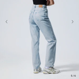 Weekday rowe - Storlek: W26 L34, sitter rätt stort & baggy på mig som är 173cm Innerbenslängd: 83cm Tveka inte att skriva vid frågor/funderingar☺️ Prissänkning vid snabbt köp!❤️