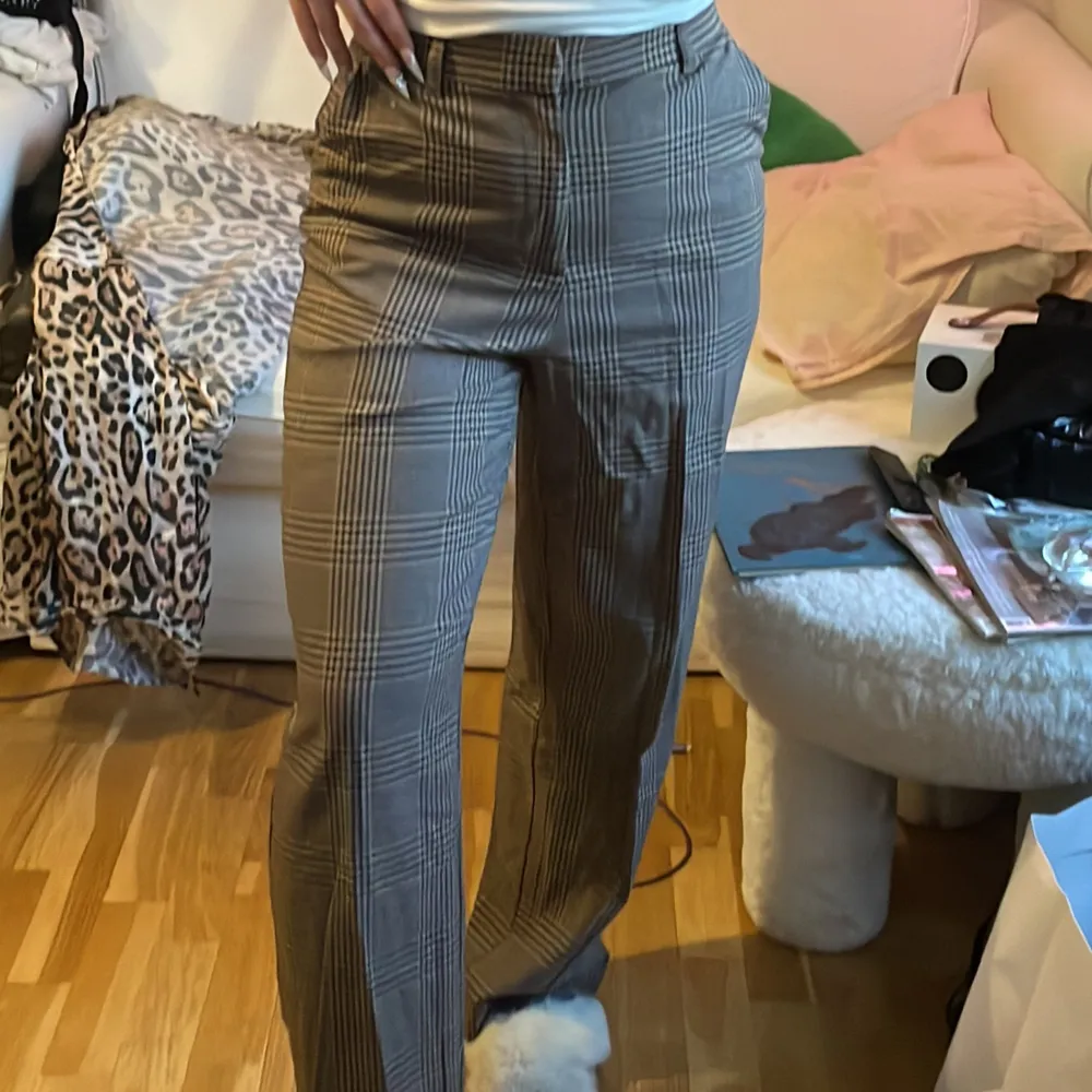 Rutiga kostymbyxor från zara. Superskönt material, jag hittar inte storleken men skulle säga att det är m? Du kan som s ha dom oversized och som L mer tajt. . Jeans & Byxor.