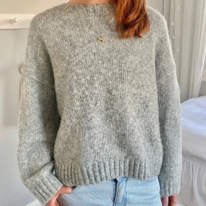 Grå stickad tröja - Säljer min gråa stickade tröja från Monki som är helt slutsåld💕 Tröjan är i väldigt fint skick då den bara använts en gång💓 TVEKA INTE ATT HÖRA AV ER VID FLER FRÅGOR!!
