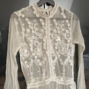 Vit spets tröja - Långärmad tröja i spets.