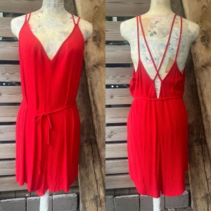 Härlig byxdress i viskos från H&M - Använd och tvättad 1ggr. I luftig skön viskos, jätte snygg på! Stl 38 Snygg i ryggen och v-ringad fram. 