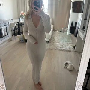 Långklänning  - Klänning från H&M, storlek XS. Endast använd en gång🤎