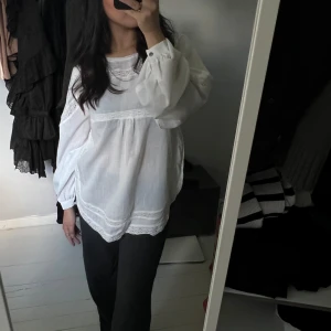 Topp - Tveka inte vid frågor! Säljes på grund av flytt och rensning 🌸
