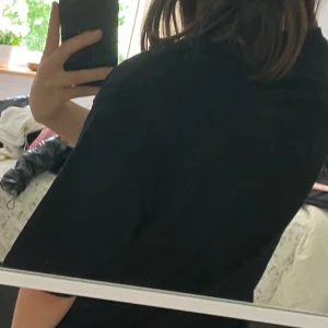 En super snygg oversized biggie tröja - Oversized tröja men man kan styla på olika sätt. Användt en gång och orginalpriset är 500kr.