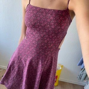 Blommig klänning - Super söt sommar klänning med blommor och slits på varje sida. 