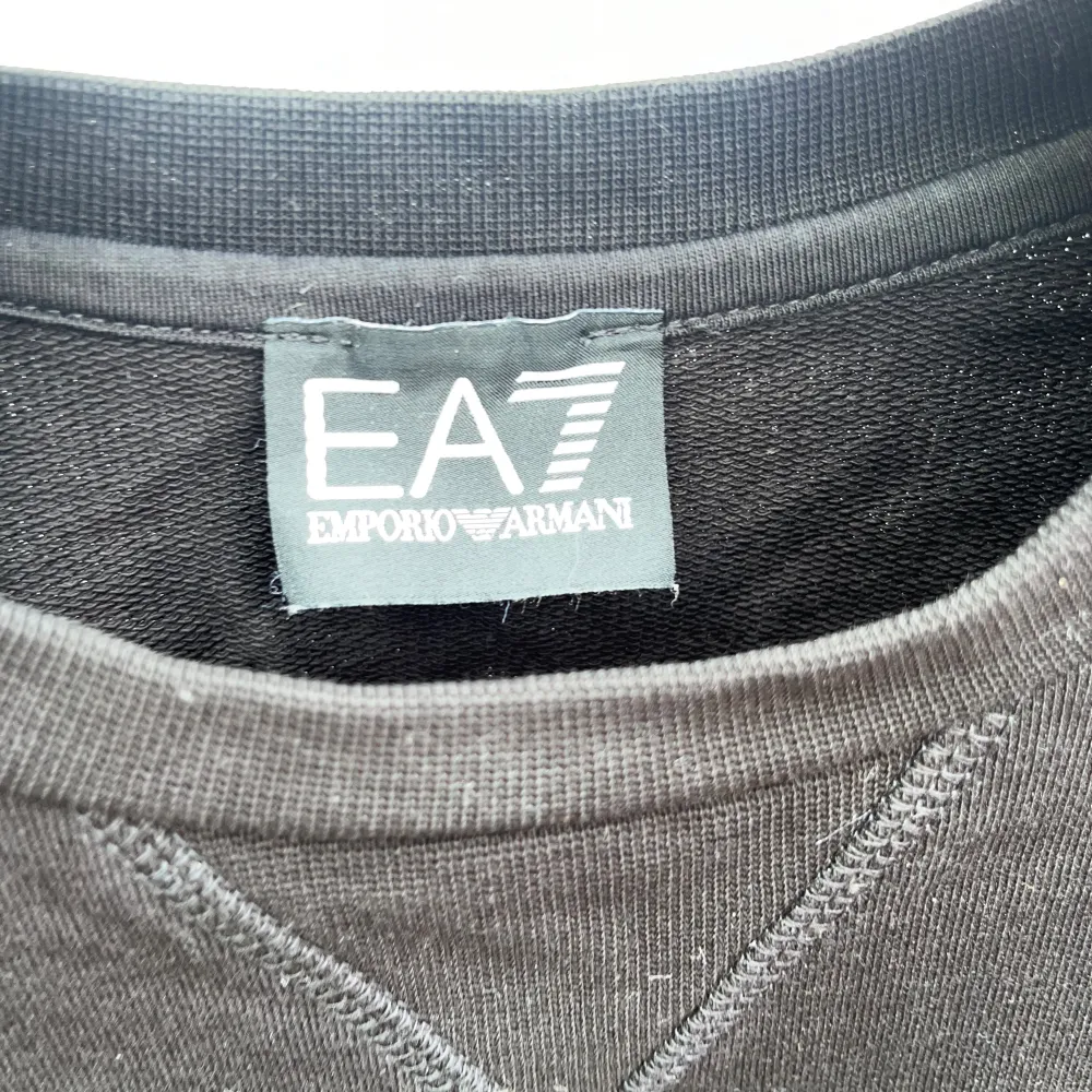 Säljer denna empori Armani tröjan. Den är äkta och har inga tecken på användning. Trycken är i bra skick. Storlek S. Tröjor & Koftor.