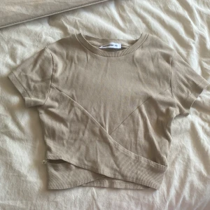  Beige  tröja - Jätte fin beige tröja i storlek XS. Har använt den ungefär 3 gånger. Det är en magtröja. Jag köpte den i Grekland.