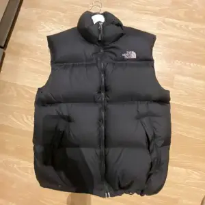 Jag säljer nu min brorsas North Face väst eftersom han ej använder den. Den är i bra skick och knappt använd. Priset kan diskuteras vid en snabb affär. Skicka ett meddelande för mer info och bilder!