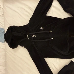 Juicy - Säljer denna fina juicy tröja pga att den it används ❤️