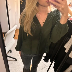 Mörkgrön zara blus - Jättefin mörkgrön blus från zara i ett väldigt bra skick🌟