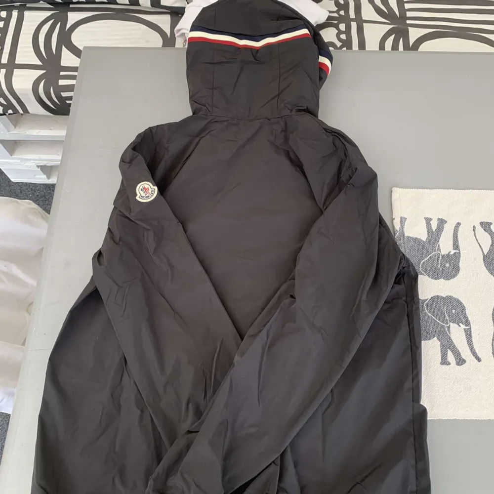 Säljer min Moncler vindjacka i storlek L! Denna jacka är perfekt för dig som är M/L, skick 10/10 använd ett par gånger men inga defekter eller liknande. Jackor.