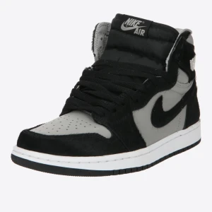 Jordan air 1 twist - Säljer nu mina helt oanvända Nike Jordan, väldigt sällsynta och endast testade. Köpta på zalando för ca 1900 men slutsålda. Strlk 35 men passar mig som vanligtvis bär 36.