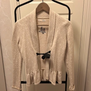 Odd-Moll kofta  - Beige Odd Molly kofta med grått knytband framtill. I mycket fint skick. Katt finns i hemmet.