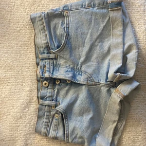 Jeansshorts  - Snygga jeansshorts från Lager157, säljs då dem inte används. Strl S men  passar även XS. Man kan även vika ner kanten om man vill ha dem mer lågmidjade.